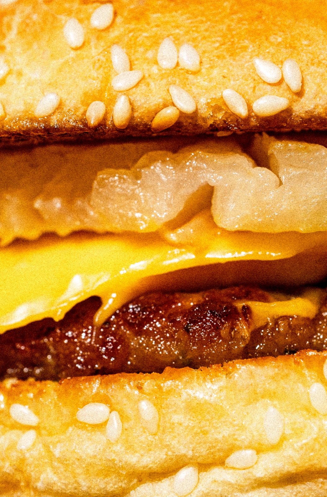 Macro de burger con pan de ajonjolí, queso y carne jugosa