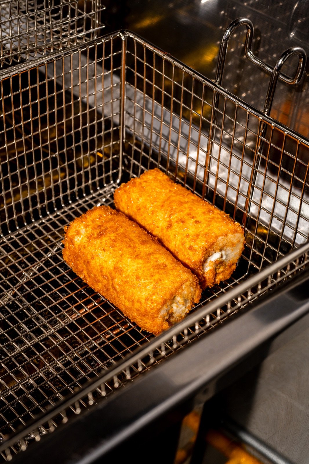 Dos rollos dorados en canastilla de freidora